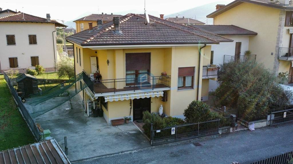 Villa in vendita a Costa Volpino via Follo, 12