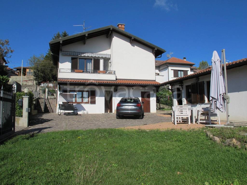 Villa Bifamiliare in vendita a Clivio via Monte Generoso