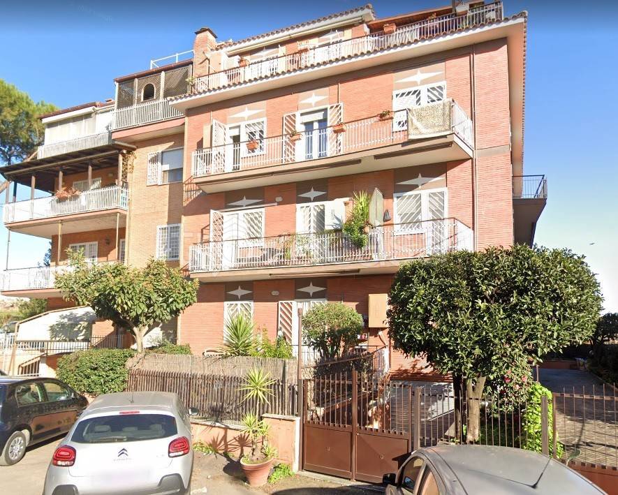 Appartamento in vendita a Roma via Francesco Posterla