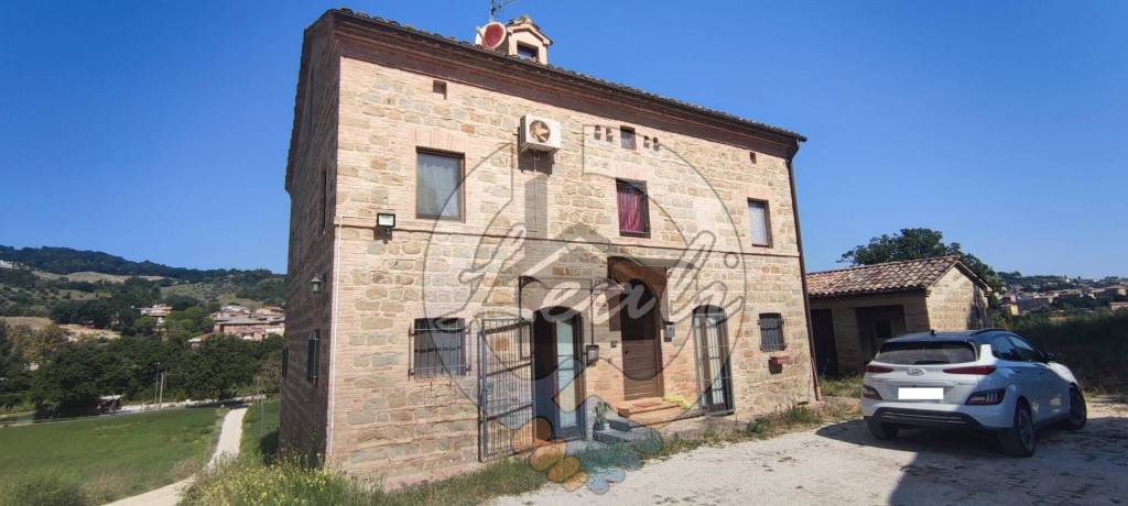 Casa Indipendente in vendita a Tolentino c.Da Pianibianchi, 34