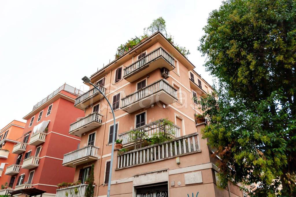 Appartamento in vendita a Roma via Lorenzo Vidaschi, 21