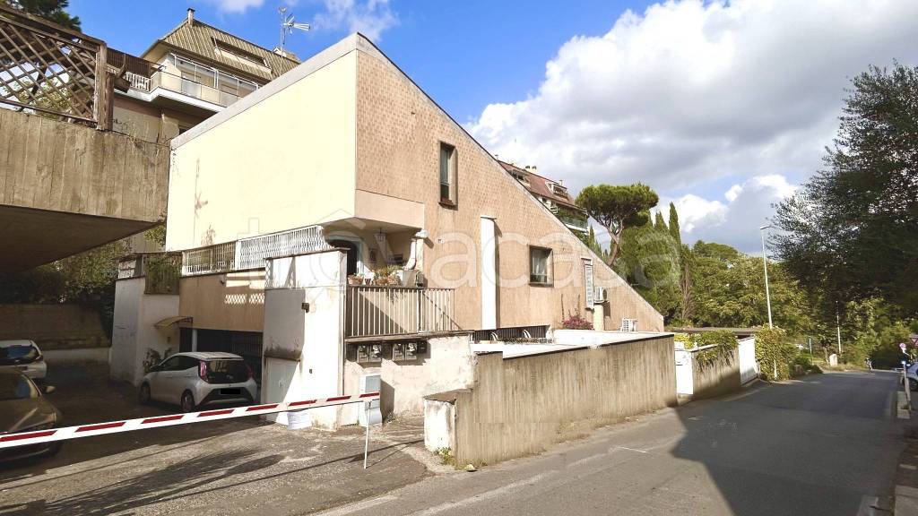 Appartamento in vendita a Roma via Ischia di Castro, 4