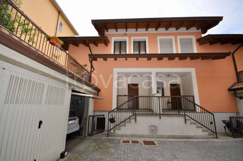 Villa Bifamiliare in vendita a Novara corso Torino, 38