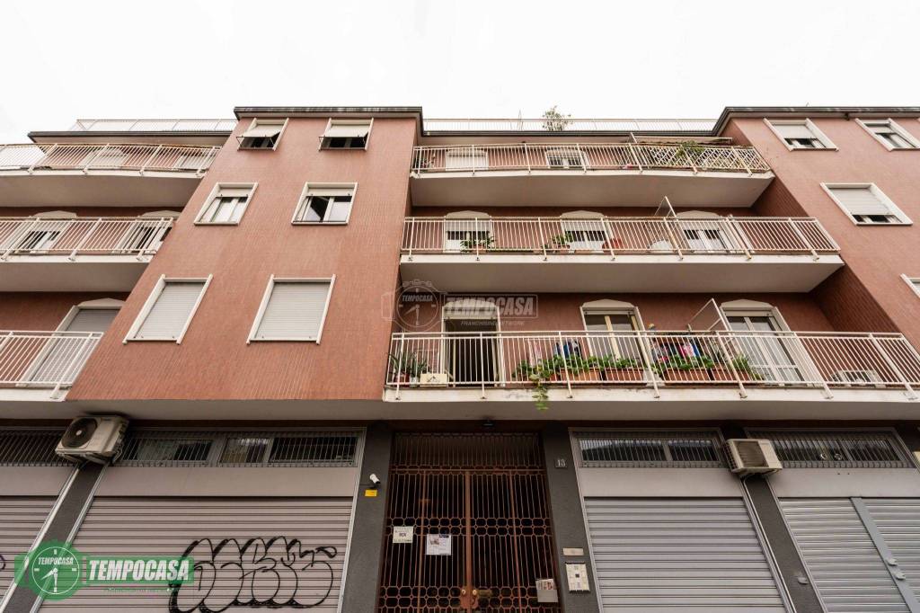 Appartamento in vendita a Milano via Agordat 13