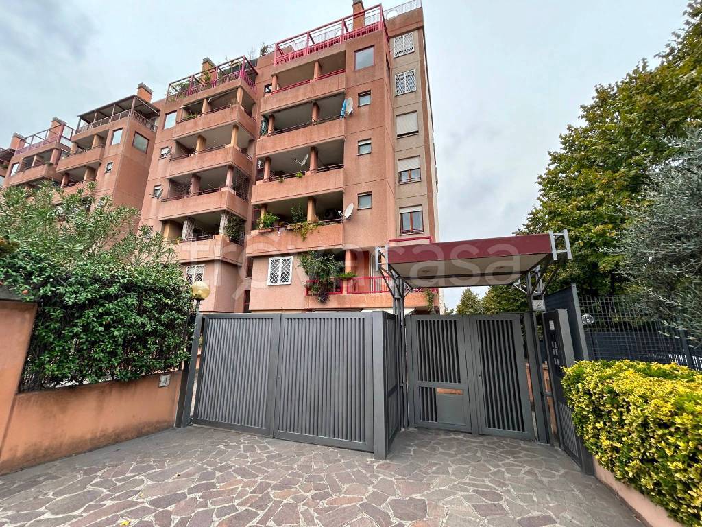 Appartamento in vendita a Roma via dell'Orsa Maggiore, 2