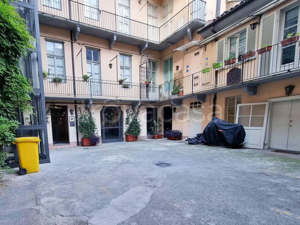 Negozio in affitto a Torino via delle Orfane 26