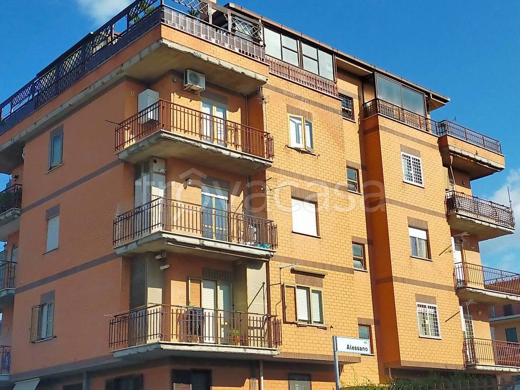 Appartamento in vendita a Roma via Alessano, 3