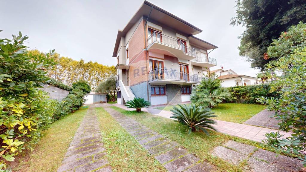 Villa Bifamiliare in vendita a Camaiore via Trieste, 119