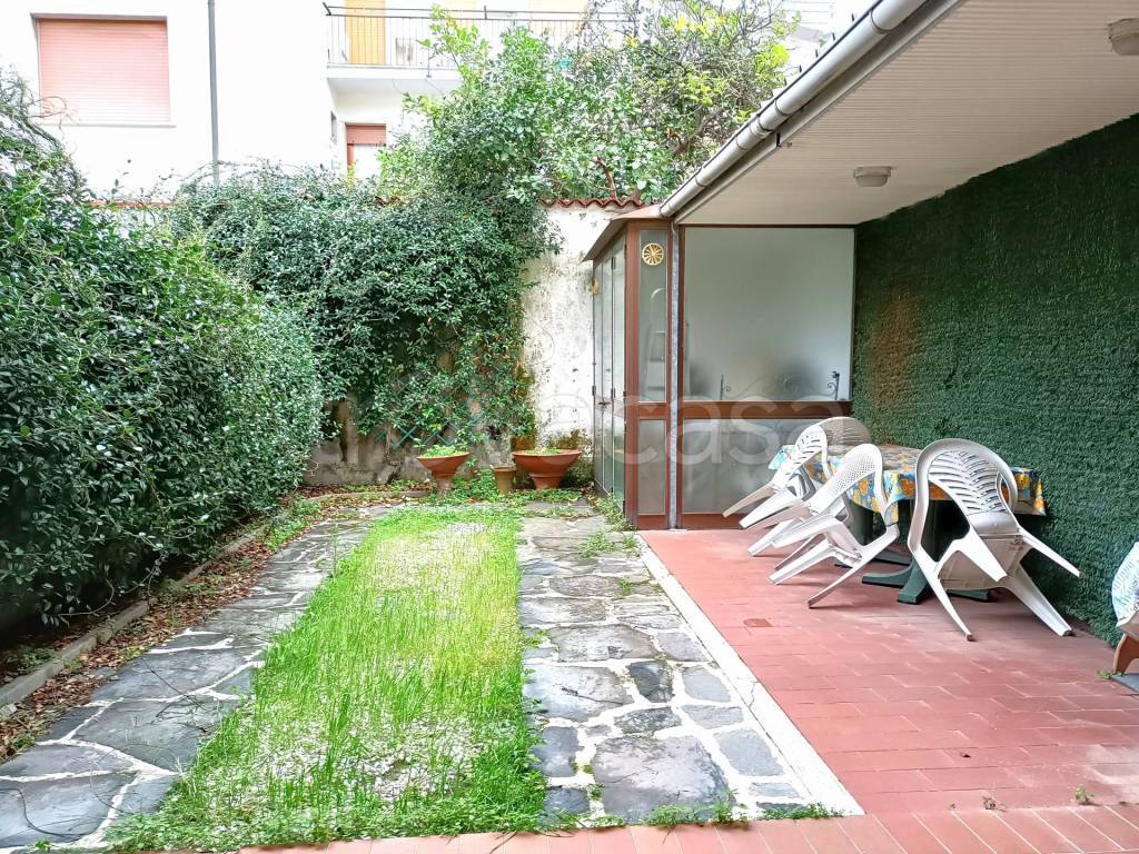 Villa a Schiera in vendita a Viareggio via Enrico Dandolo, 24