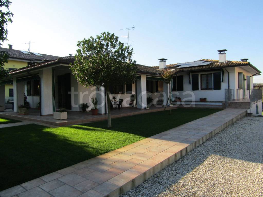Villa Bifamiliare in vendita a Terre del Reno via Gioacchino Rossini, 25/25A