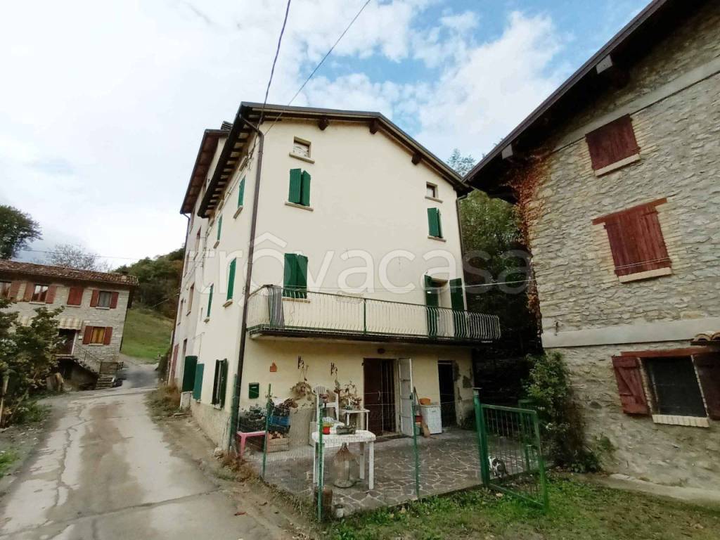 Casa Indipendente in vendita a Castelnovo ne' Monti via Gatta
