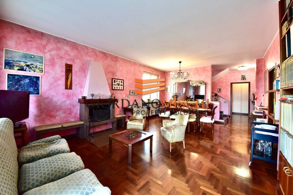 Villa in vendita a Besana in Brianza via Belvedere, 29