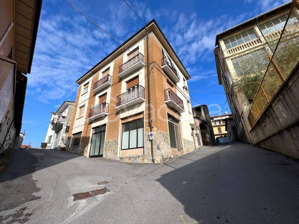 Negozio in affitto a Canale via Sant'Andrea, 29