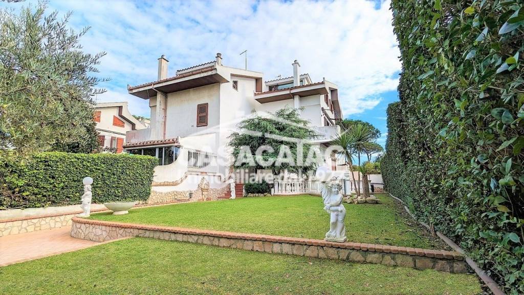 Villa Bifamiliare in vendita a Roma via Tespi