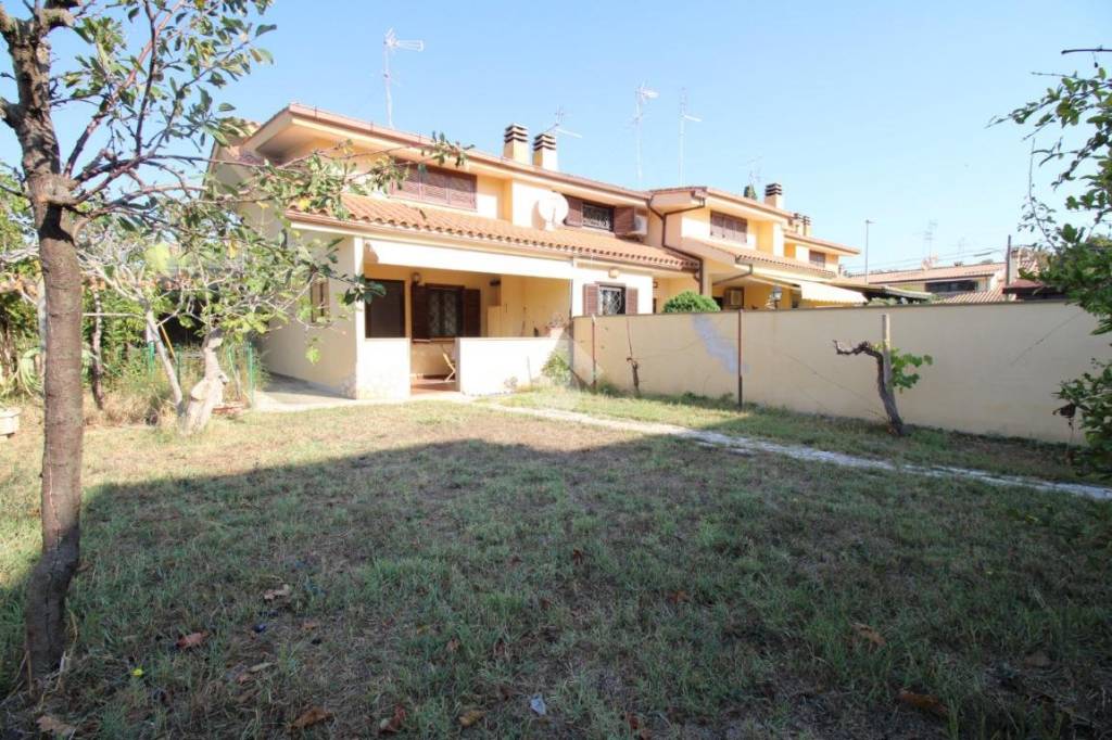 Villa a Schiera in vendita a Pomezia via Mar Ligure, 10