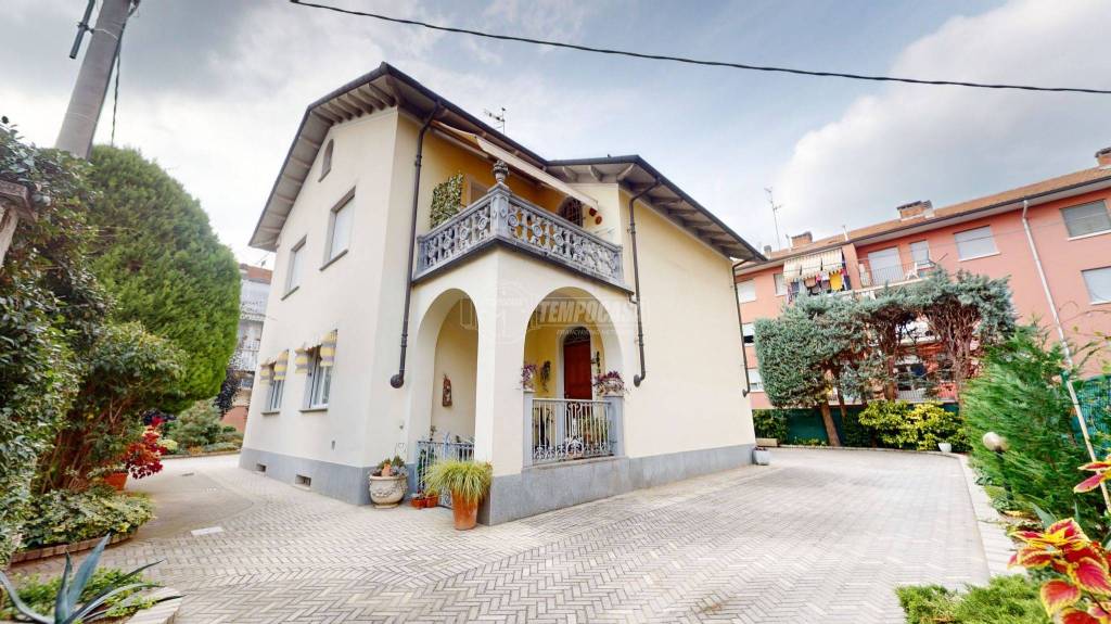 Villa Bifamiliare in vendita a Bra via Peschiera 9