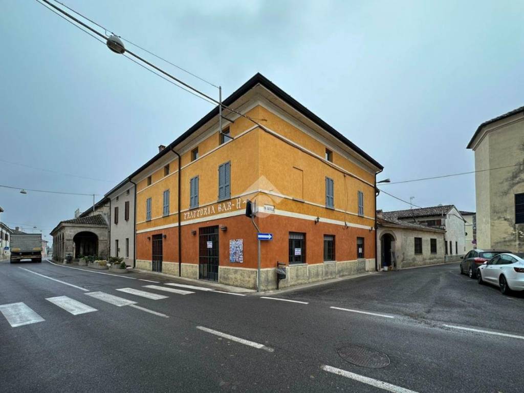 Negozio in vendita a Volongo via Giuseppe Garibaldi, 47