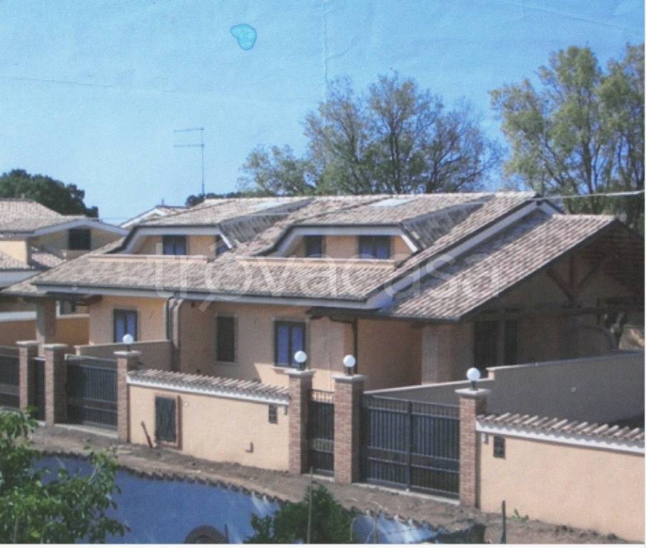 Villa Bifamiliare in vendita a Pomezia via delle Primule