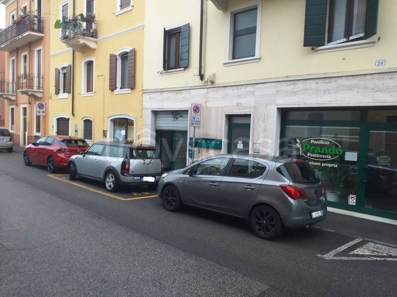 Negozio in affitto a Verona via Antonio Badile, 24