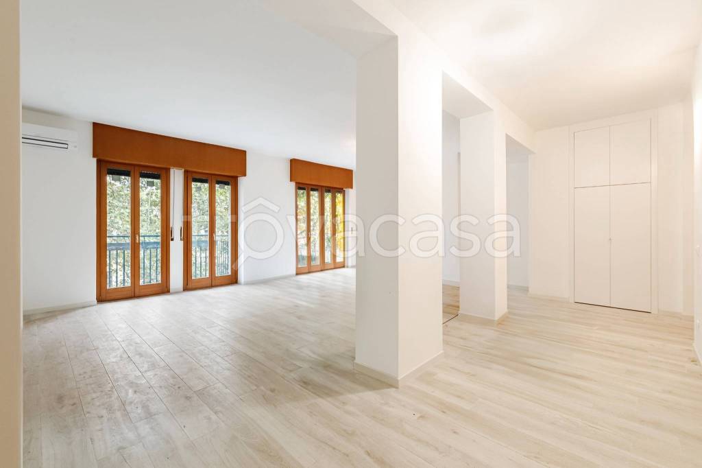Appartamento in vendita a Milano viale Piceno, 37