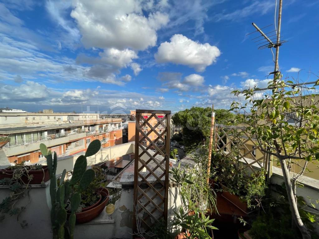 Appartamento in vendita a Roma via Lorenzo Vidaschi, 36