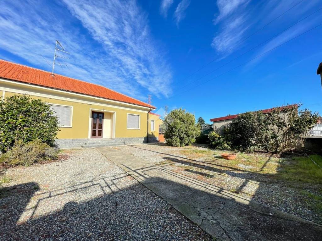 Casa Indipendente in vendita a Santhià via Nino Bixio, 9