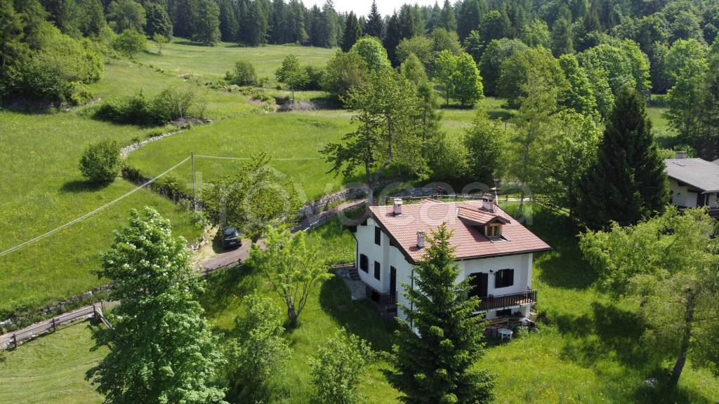 Villa in vendita a Lavarone frazione Magrè, 47
