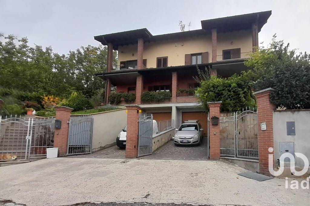 Villa in vendita a Stradella frazione Regione Torre Sacchetti, 65