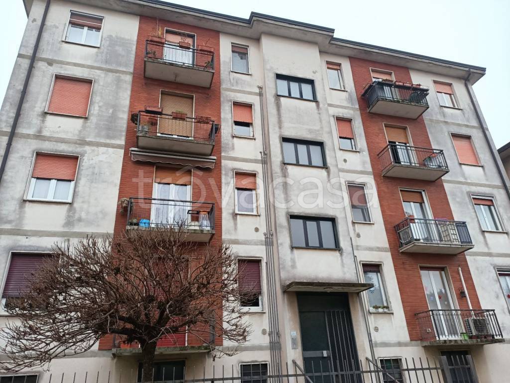 Appartamento in vendita a Cornate d'Adda via Giacomo Leopardi, 14