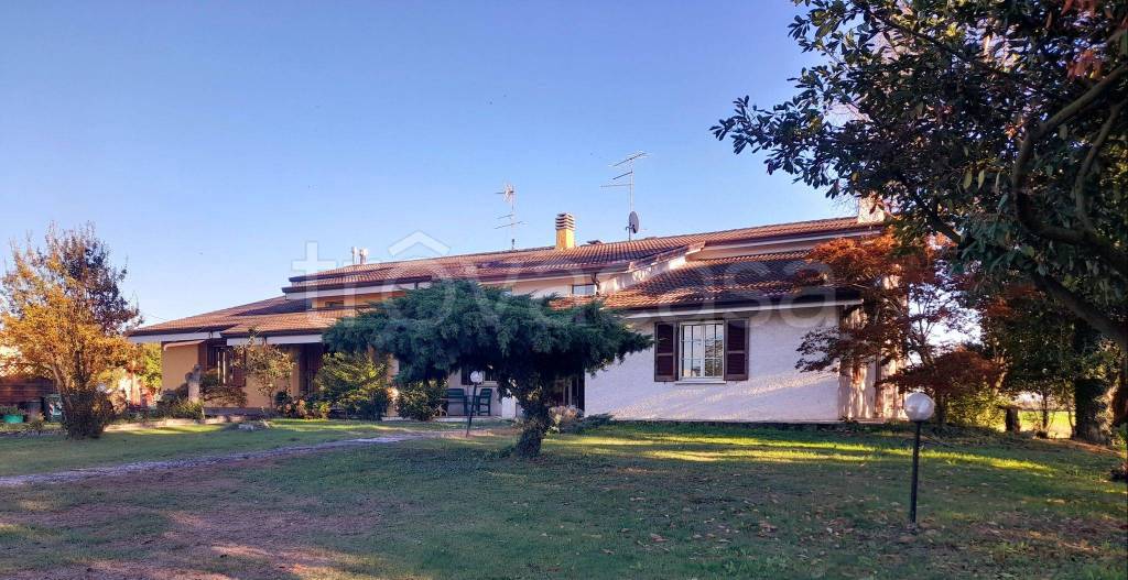 Villa Bifamiliare in in vendita da privato a Porto Mantovano strada Soana, 17C