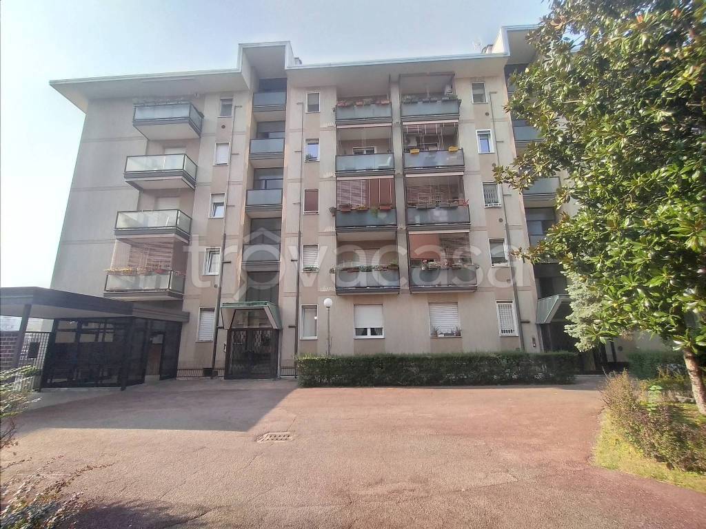 Appartamento in vendita a Milano via Orbetello, 1