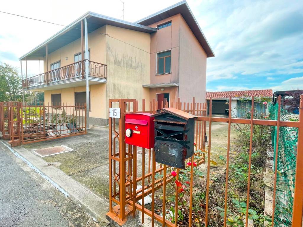 Villa Bifamiliare in vendita a Oleggio via Monte Bianco, 15