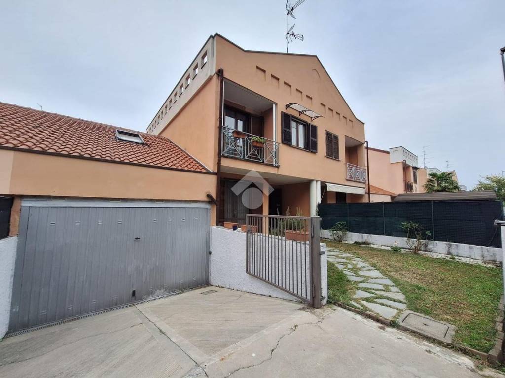 Villa a Schiera in vendita a Robecchetto con Induno via Vincenzo Monti, 61
