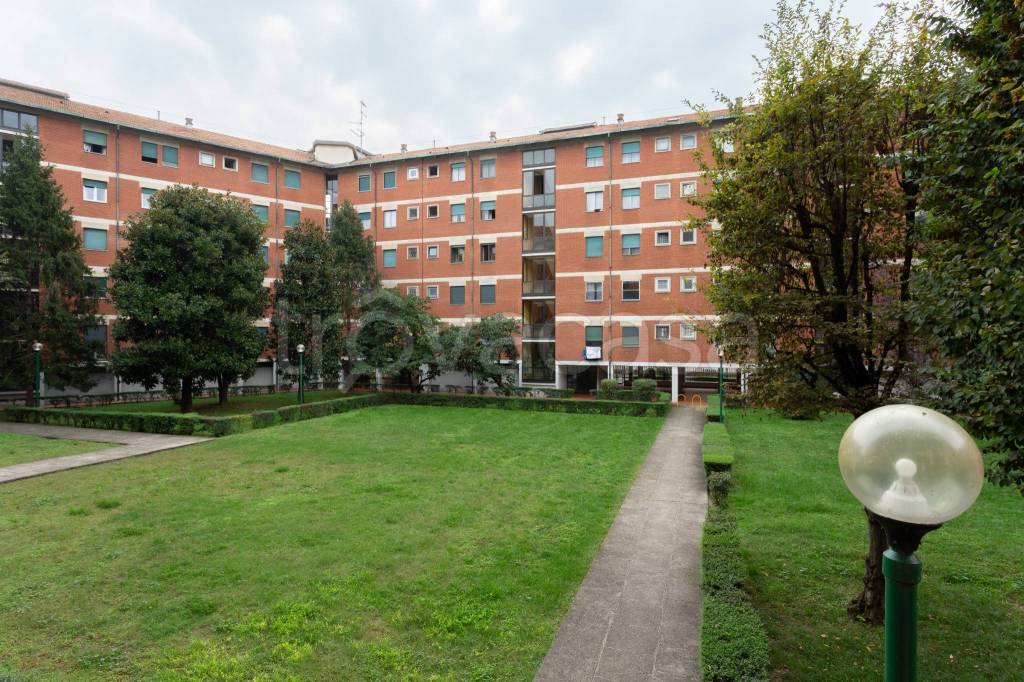 Appartamento in vendita a Milano via Longarone