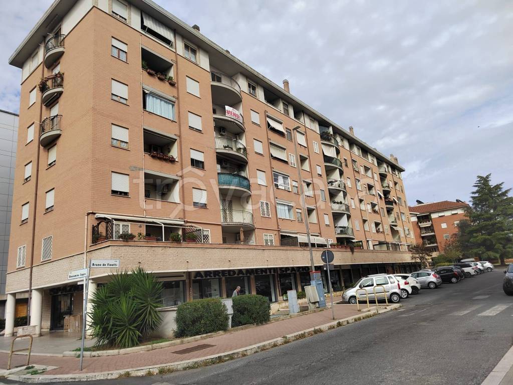 Appartamento in vendita a Roma via Lucio Lombardo Radice
