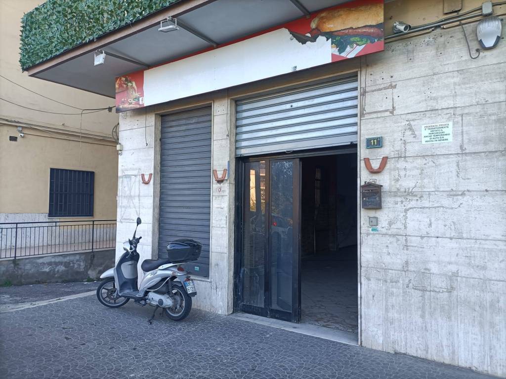 Negozio in vendita a Nocera Inferiore via Giuseppe Atzori, 7