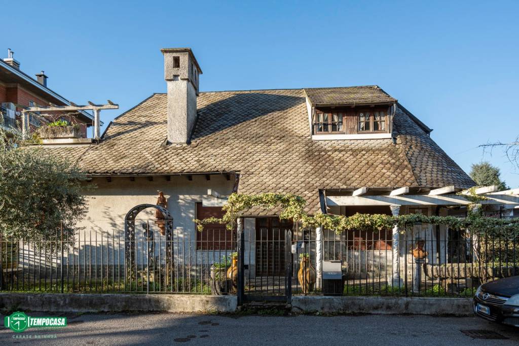 Villa in vendita a Carate Brianza via Bezzecca, 6