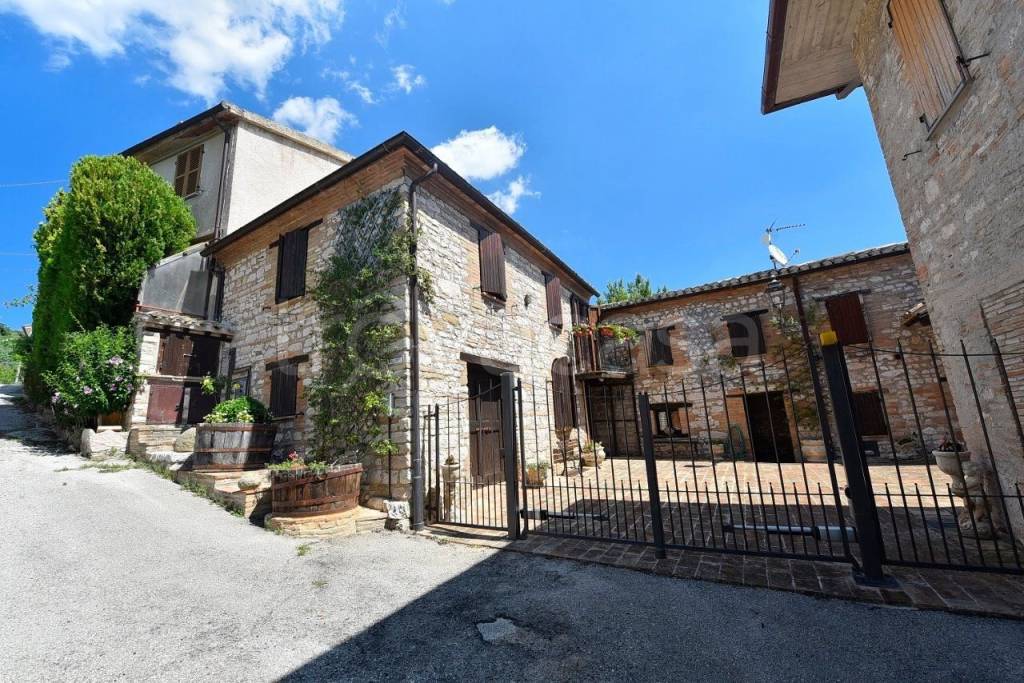 Casale in in vendita da privato a Serrapetrona via Località Savignano, 5