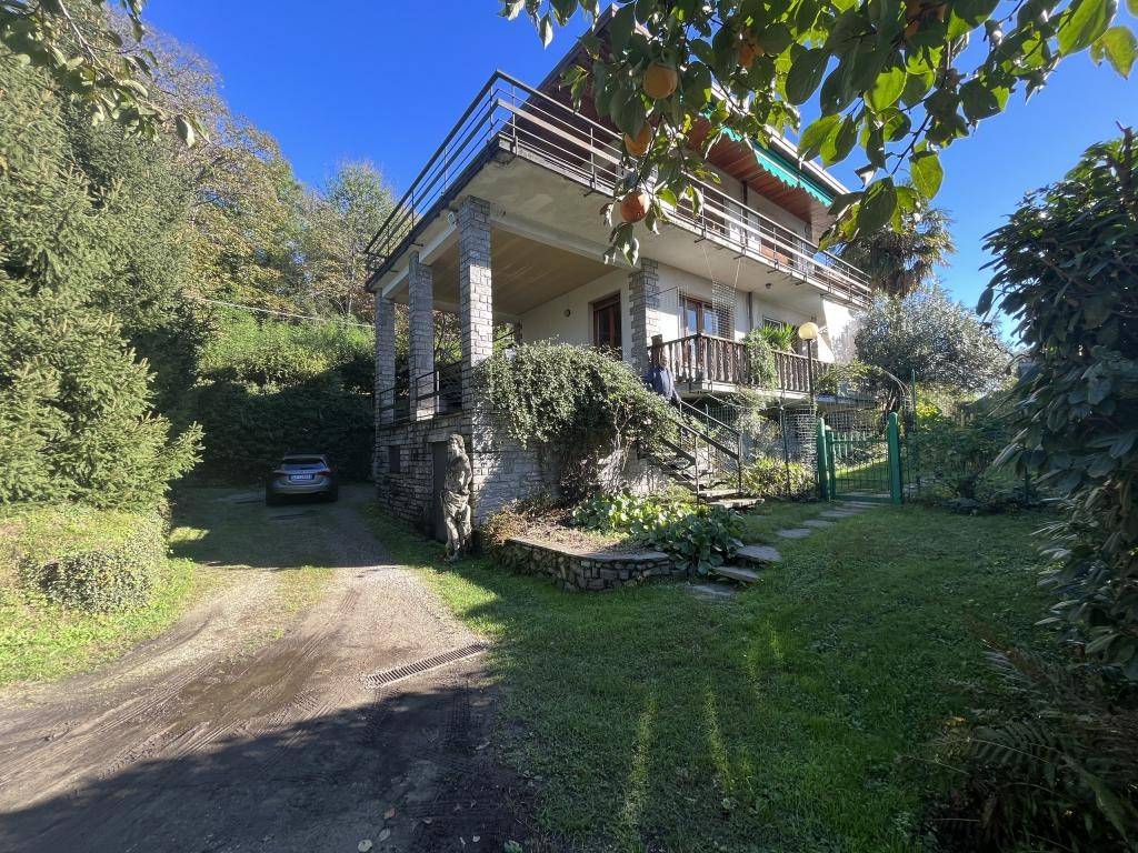 Villa Bifamiliare in vendita a Travedona-Monate via Milano
