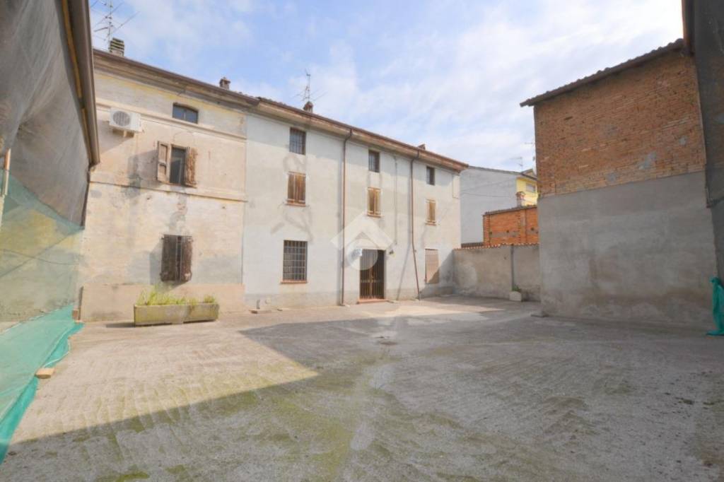 Colonica in vendita a Calvatone via Giuseppe Garibaldi, 28