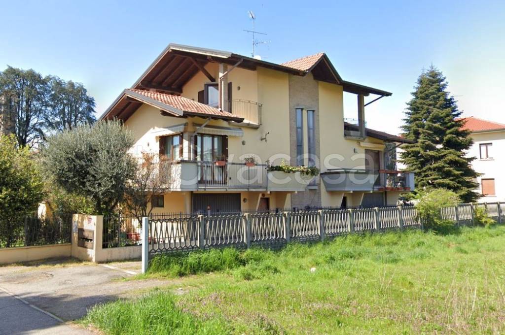 Casa Indipendente in vendita a Lonate Pozzolo via Giacomo Leopardi, 4