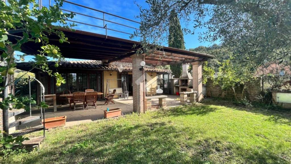 Villa in vendita a Trevignano Romano via Dei Cioccati, 1