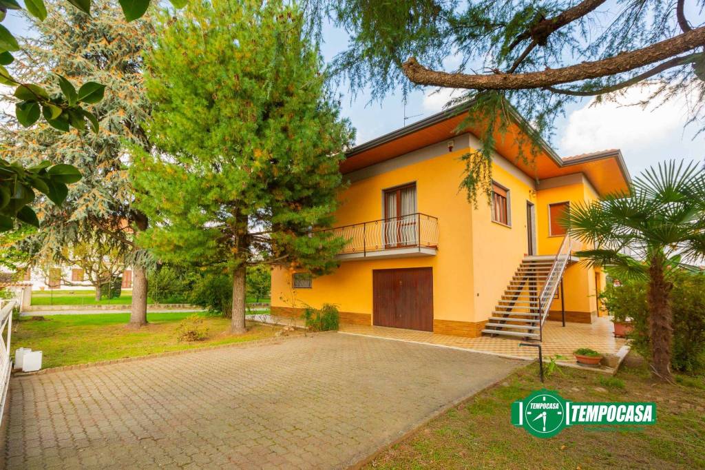 Villa in vendita a Oleggio via Bedisco, 20