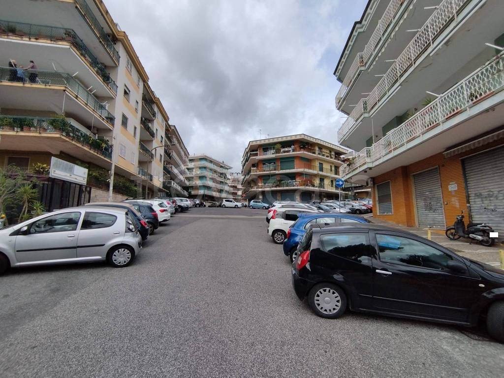 Negozio in vendita a Napoli viale del Poggio di Capodimonte, 51