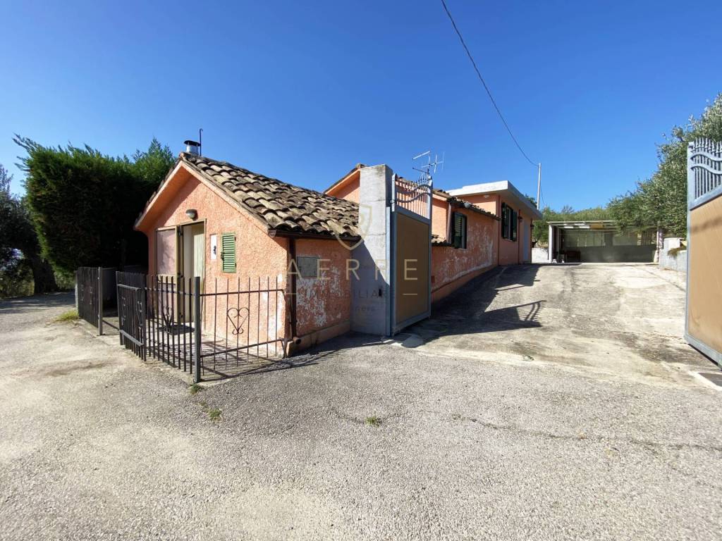 Casa Indipendente in vendita a Rosciano contrada Piano del Ciero, 26