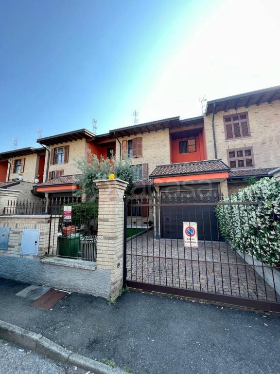 Villa a Schiera in vendita a Trezzano sul Naviglio via Adige