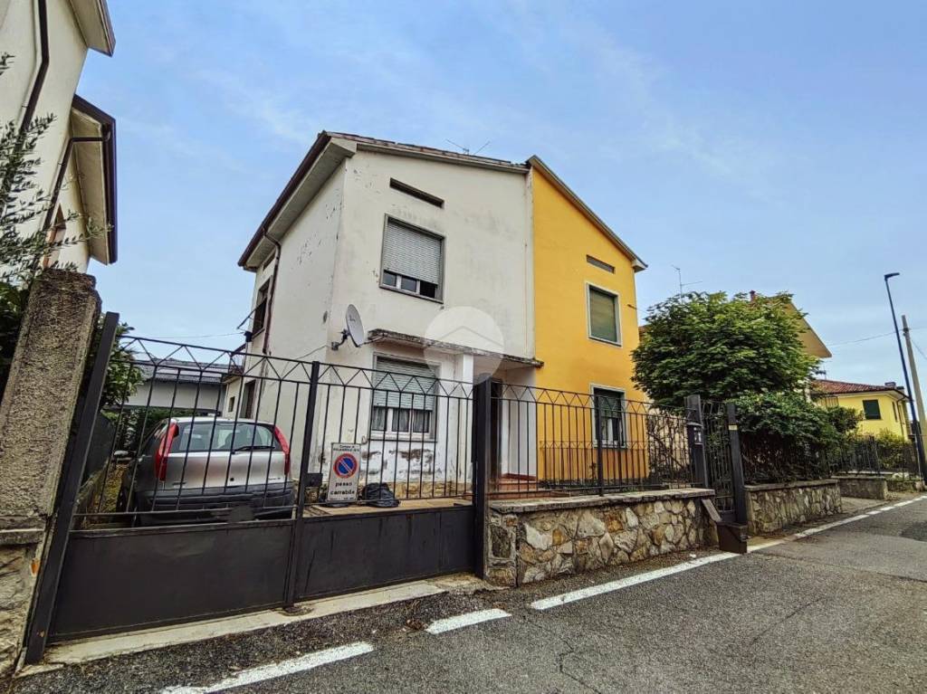 Casa Indipendente in vendita a Palazzolo sull'Oglio via Isonzo, 8