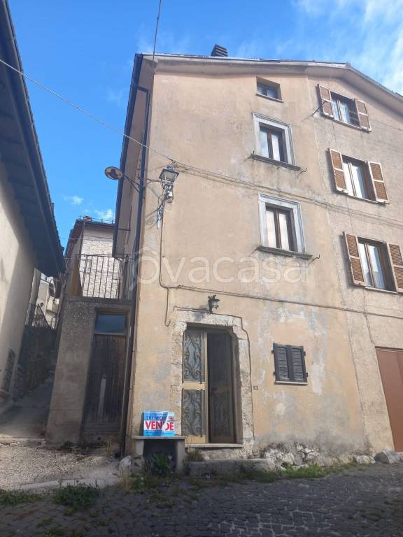 Casa Indipendente in vendita a Rocca di Mezzo via Ruvolena
