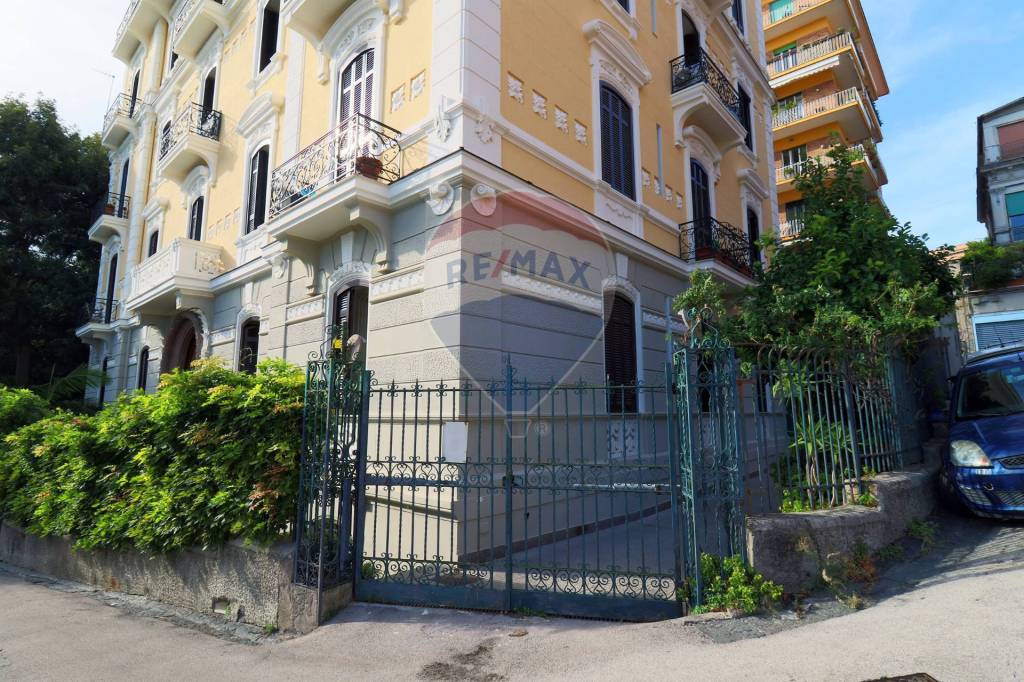 Casa Indipendente in vendita a Napoli via Gioacchino Toma, 3