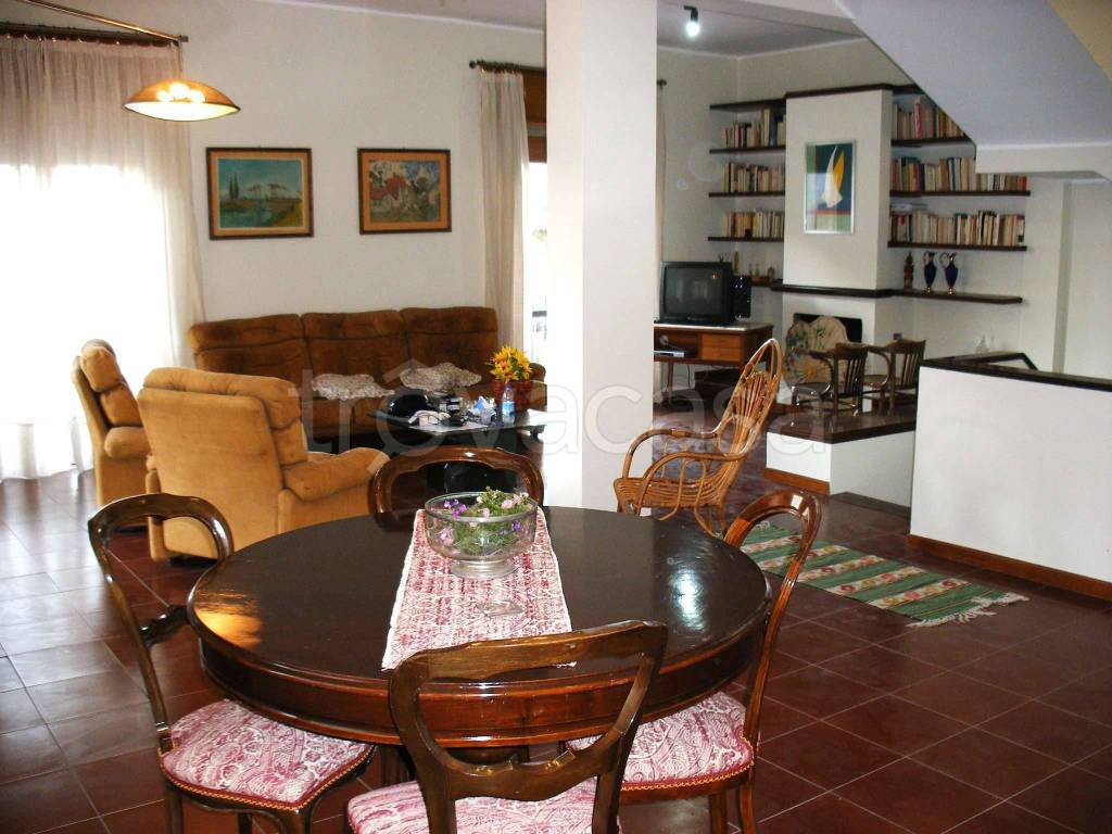 Casa Indipendente in vendita a Reggio di Calabria via Longitudinale